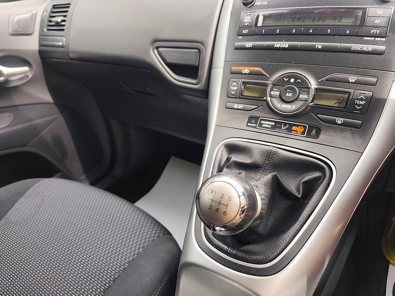 Toyota Auris 1.6 V-Matic TR Hatchback 5dr Petrol Manual Euro 5 (132 ps)