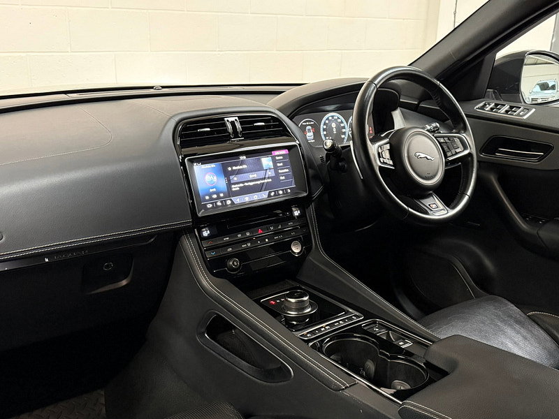 Jaguar F-PACE 3.0 D300 V6 S SUV 5dr Diesel Auto AWD Euro 6 (s/s) (300 ps)