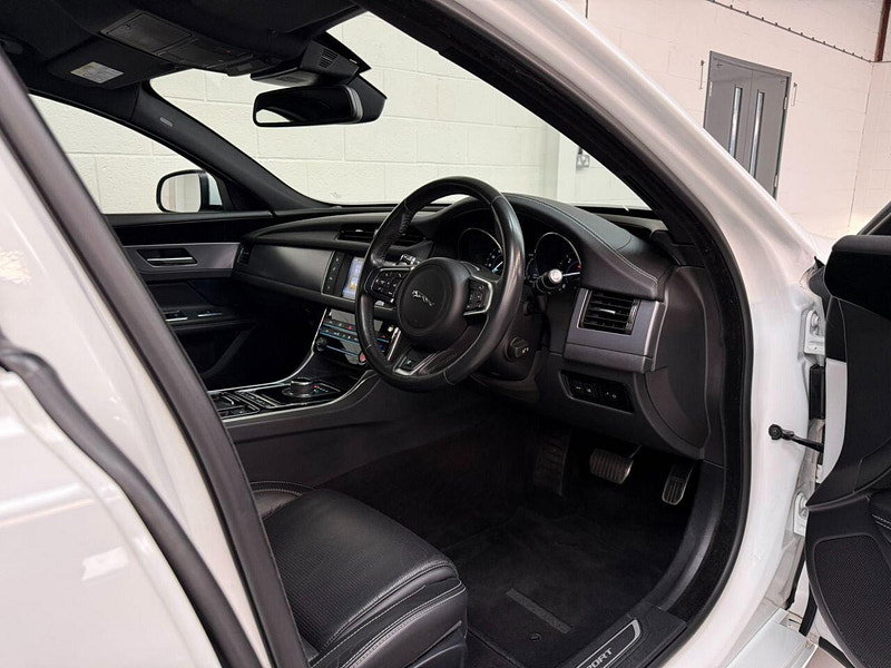 Jaguar XF 2.0d R-Sport Saloon 4dr Diesel Auto Euro 6 (s/s) (180 ps) BODY STYLING, NAV, B/T, CRUISE