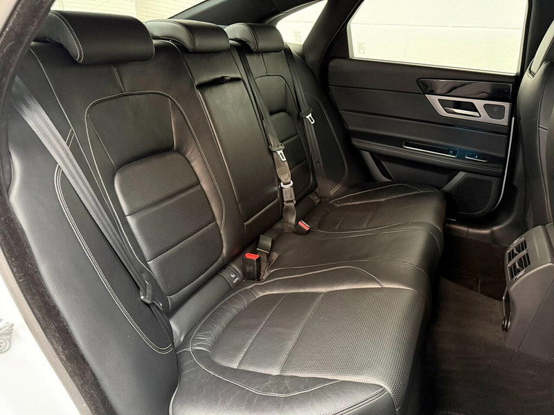 Jaguar XF 2.0d R-Sport Saloon 4dr Diesel Auto Euro 6 (s/s) (180 ps) BODY STYLING, NAV, B/T, CRUISE