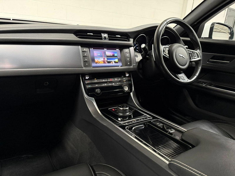 Jaguar XF 2.0d R-Sport Saloon 4dr Diesel Auto Euro 6 (s/s) (180 ps) BODY STYLING, NAV, B/T, CRUISE