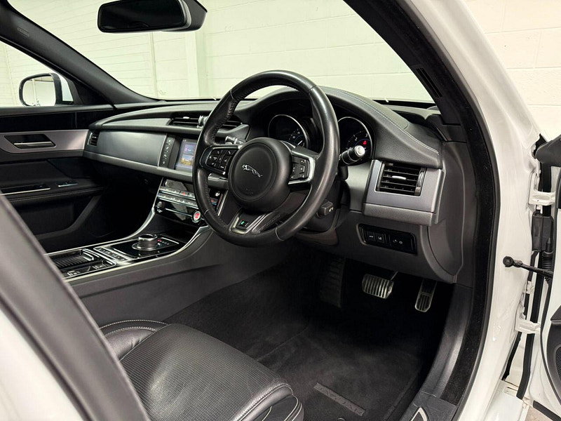 Jaguar XF 2.0d R-Sport Saloon 4dr Diesel Auto Euro 6 (s/s) (180 ps) BODY STYLING, NAV, B/T, CRUISE