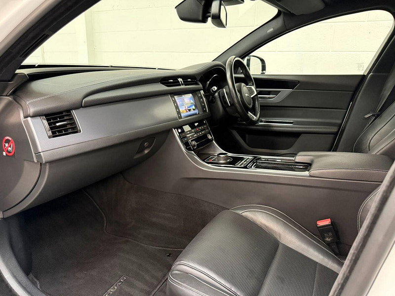 Jaguar XF 2.0d R-Sport Saloon 4dr Diesel Auto Euro 6 (s/s) (180 ps) BODY STYLING, NAV, B/T, CRUISE