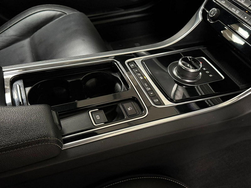 Jaguar XF 2.0d R-Sport Saloon 4dr Diesel Auto Euro 6 (s/s) (180 ps) BODY STYLING, NAV, B/T, CRUISE