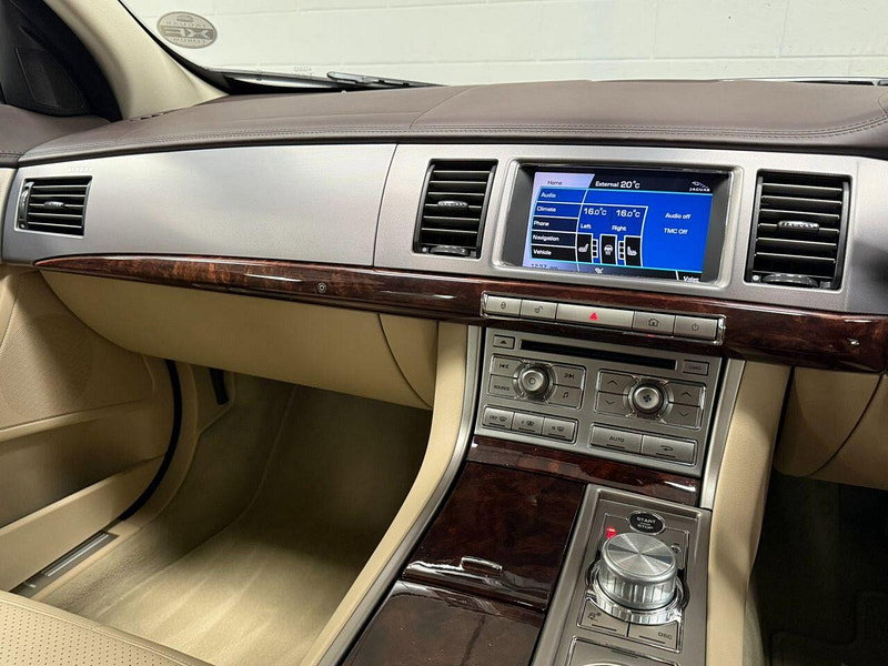 Jaguar XF 3.0 V6 Premium Luxury Saloon 4dr Petrol Auto Euro 4 (238 ps) MAIN DEALER SERVICE HISTORY