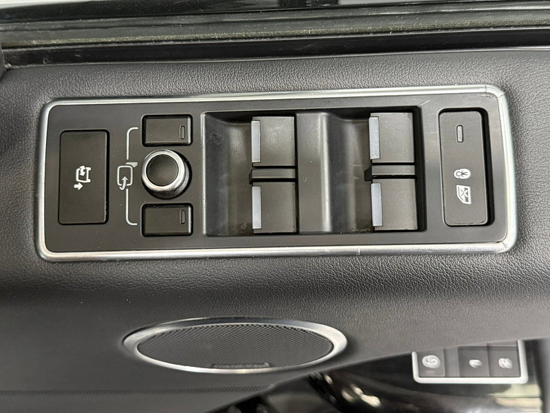 Land Rover Range Rover 3.0 TD V6 Vogue SUV 5dr Diesel Auto 4WD Euro 5 (s/s) (258 ps) REAR ENTERTAINEMENT, MERIDIAN, NAV