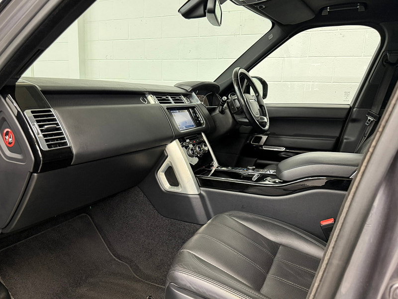 Land Rover Range Rover 3.0 TD V6 Vogue SUV 5dr Diesel Auto 4WD Euro 5 (s/s) (258 ps) REAR ENTERTAINEMENT, MERIDIAN, NAV