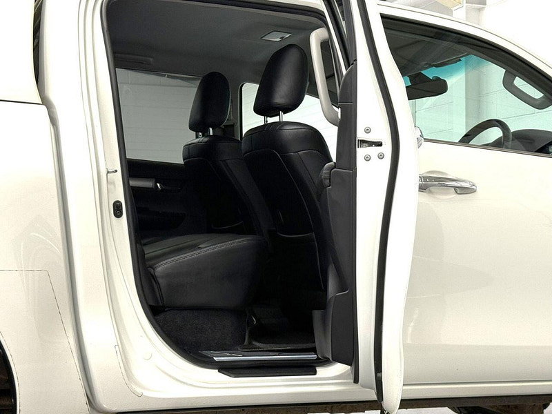 Toyota HI-LUX 2.4 D-4D Invincible X Pickup Double Cab 4dr Diesel Manual 4WD Euro 6 (TSS, 3.5t) (150 ps) NAV, CAMERA, HTD SEATS, PLUS VAT