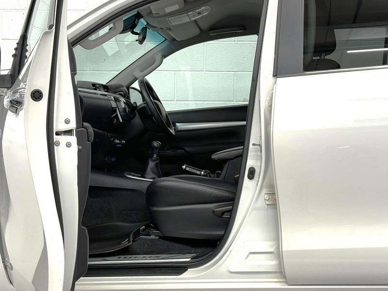 Toyota HI-LUX 2.4 D-4D Invincible X Pickup Double Cab 4dr Diesel Manual 4WD Euro 6 (TSS, 3.5t) (150 ps) NAV, CAMERA, HTD SEATS, PLUS VAT