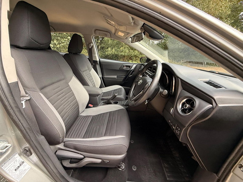 Toyota Auris 1.8 VVT-h Business Edition CVT Euro 6 (s/s) 5dr (Safety Sense)