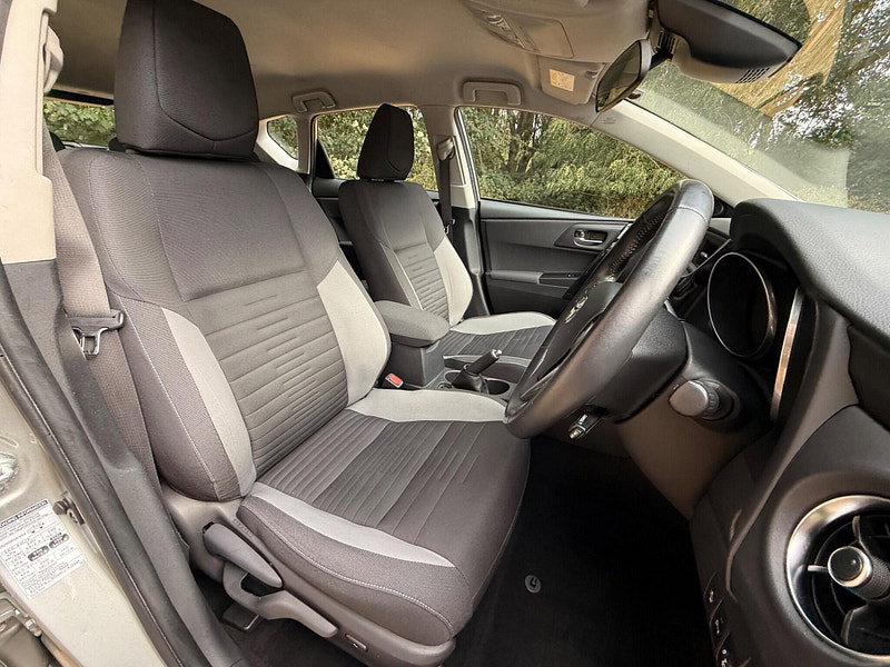Toyota Auris 1.8 VVT-h Business Edition CVT Euro 6 (s/s) 5dr (Safety Sense)