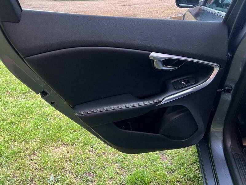 Volvo V40 2.0 D2 R-Design Pro Auto Euro 6 (s/s) 5dr