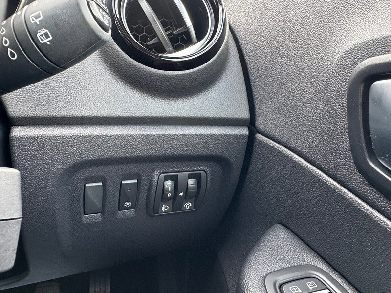 Renault Captur 0.9 TCe ENERGY Iconic SUV 5dr Petrol Manual Euro 6 (s/s) (90 ps)