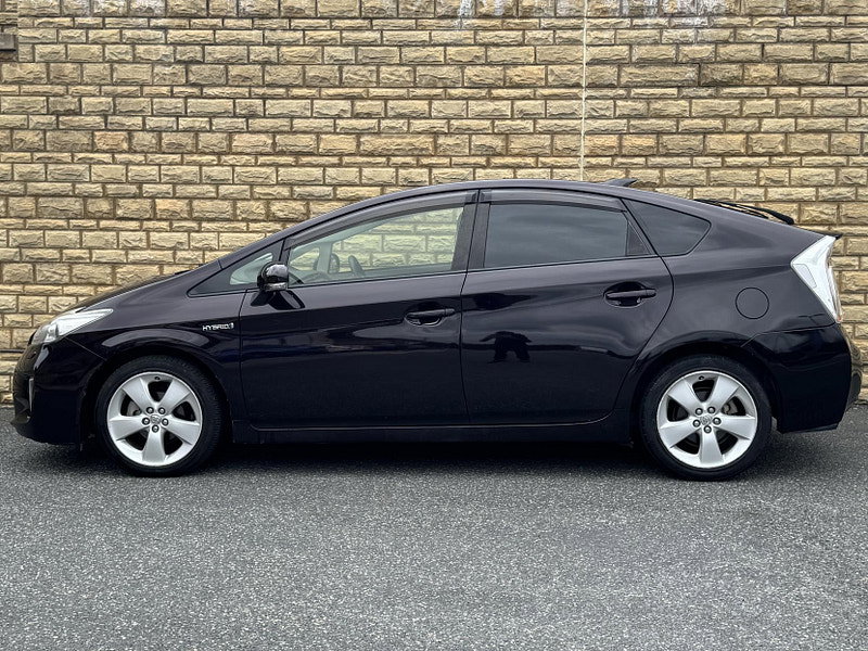Toyota Prius 1.8 VVT-h T Spirit Hatchback 5dr Petrol Hybrid CVT Euro 5 (s/s) (136 ps)