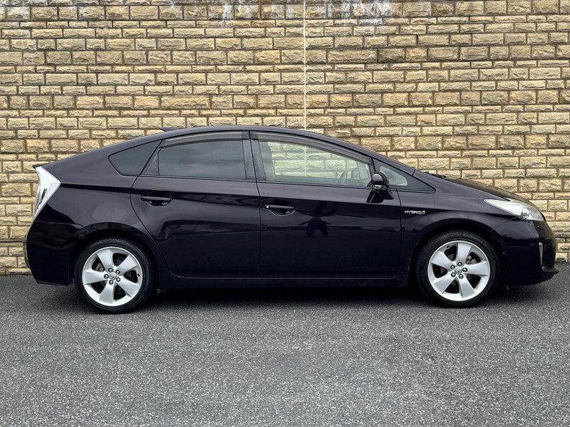 Toyota Prius 1.8 VVT-h T Spirit Hatchback 5dr Petrol Hybrid CVT Euro 5 (s/s) (136 ps)