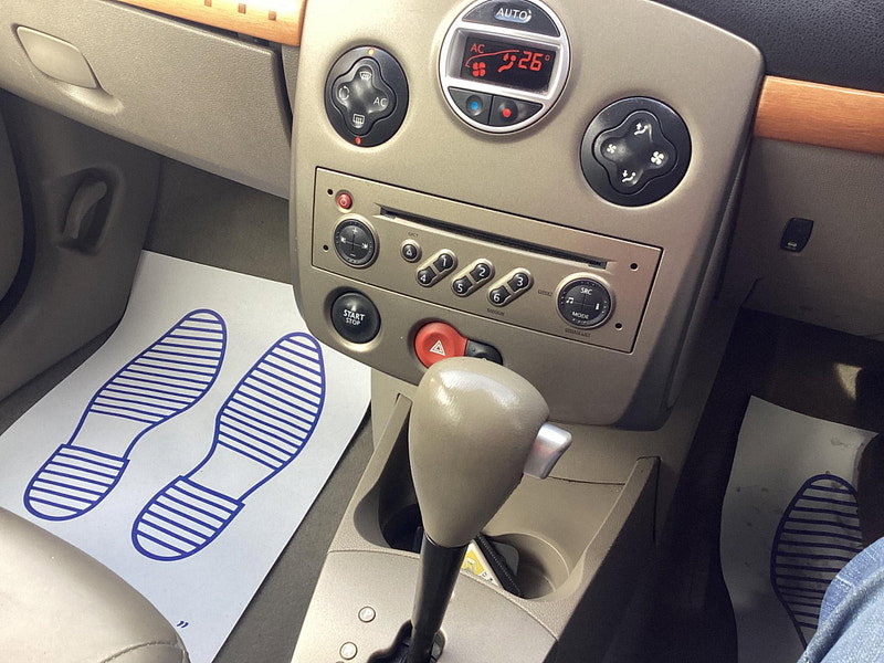 Renault Clio 1.6 VVT Initiale 5dr