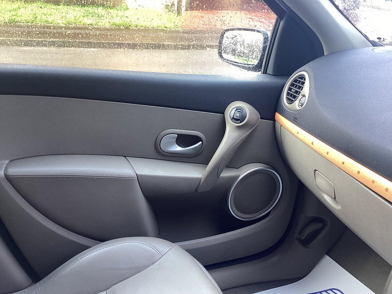 Renault Clio 1.6 VVT Initiale 5dr
