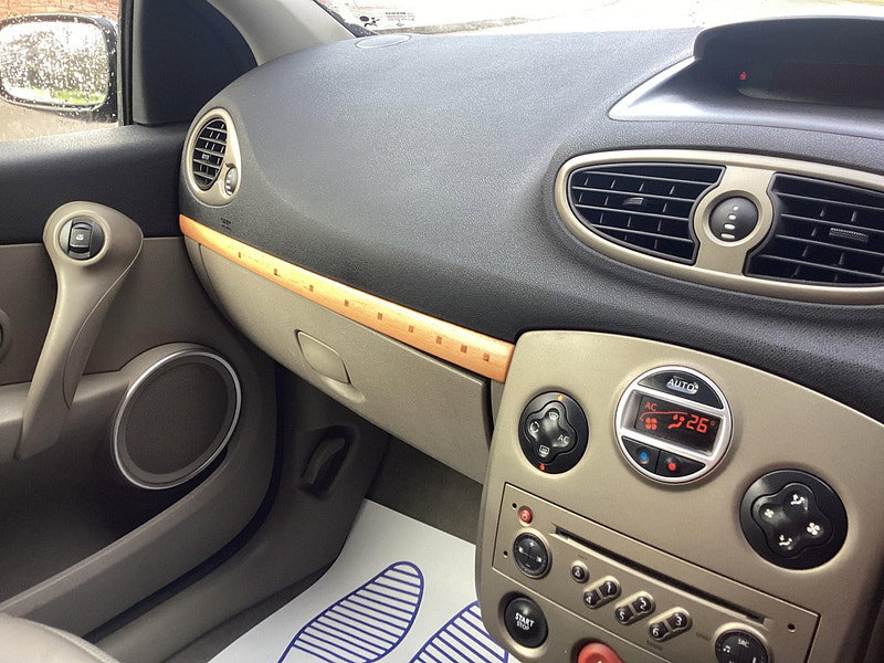Renault Clio 1.6 VVT Initiale 5dr