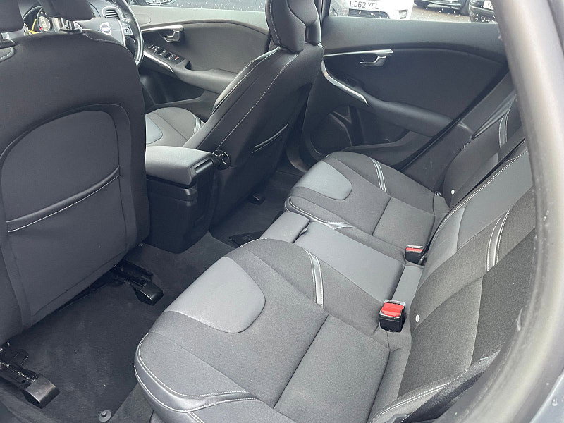 Volvo V40 2.0L SE Nav D2 Hatchback 5dr Diesel Manual Euro 6 (118 bhp)