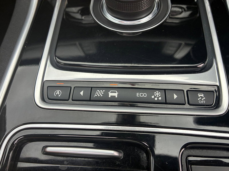 Jaguar XF 2.0d R-Sport Saloon 4dr Diesel Auto AWD Euro 6 (s/s) (180 ps)