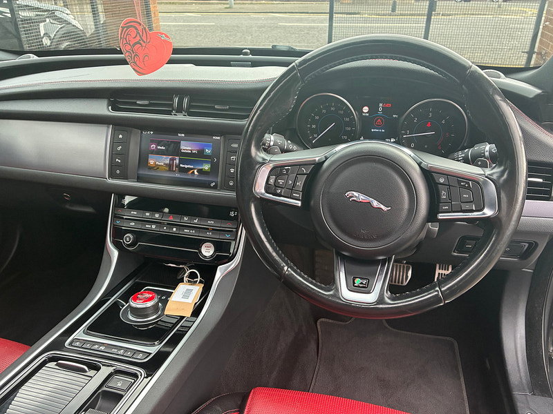 Jaguar XF 2.0d R-Sport Saloon 4dr Diesel Auto AWD Euro 6 (s/s) (180 ps)