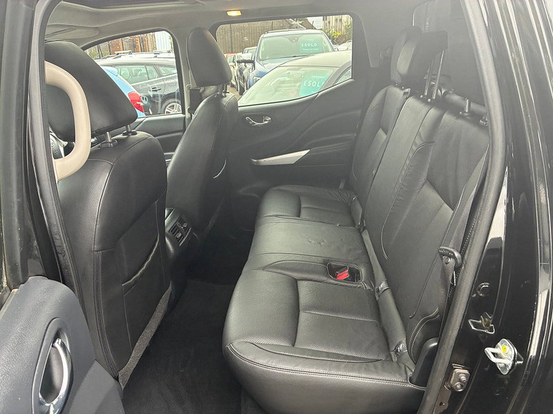 Nissan Navara 2.3 dCi Tekna Pickup Double Cab 4dr Diesel Auto 4WD Euro 6 (190 ps)
