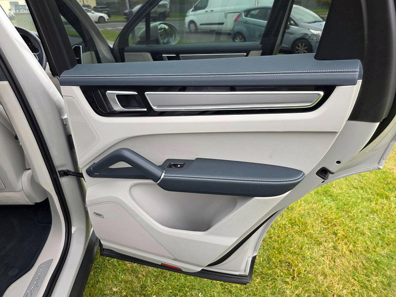 Porsche Cayenne 3.0 V6 E-Hybrid 17.9kWh Platinum Edition SUV 5dr Petrol Plug-in Hybrid TiptronicS 4WD Euro 6 (s/s) (3.6kW Charger) (462 ps)