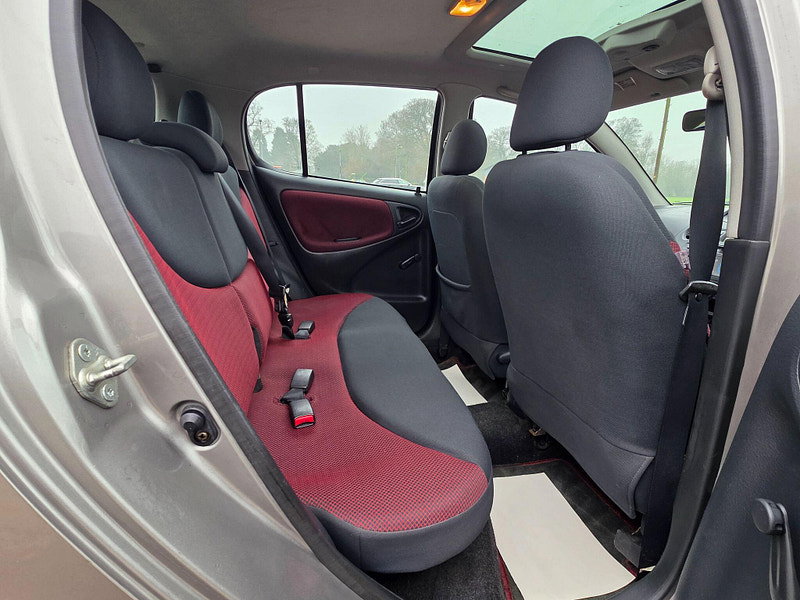 Toyota Yaris 1.3 VVT-i Colour Collection 5dr