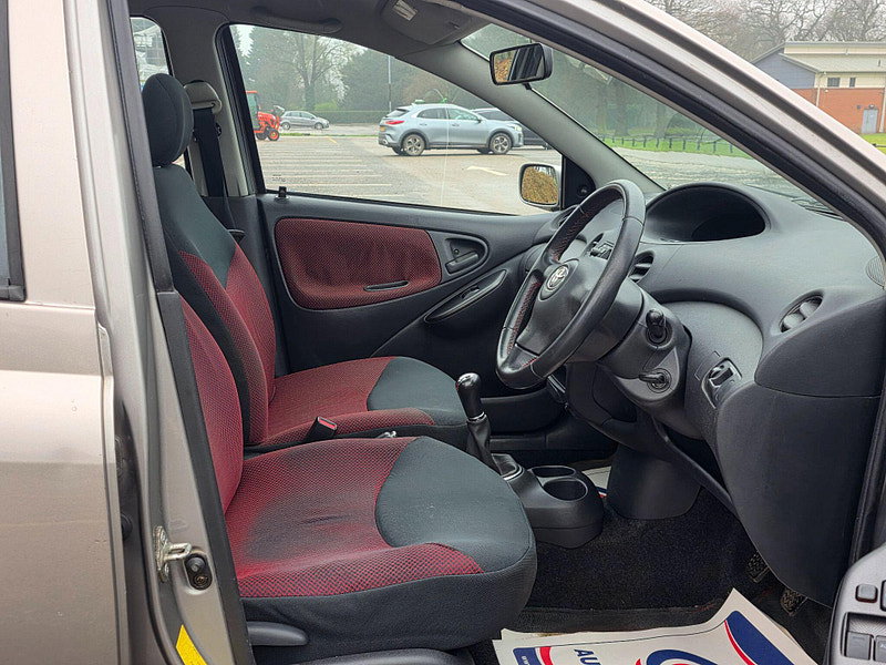 Toyota Yaris 1.3 VVT-i Colour Collection 5dr