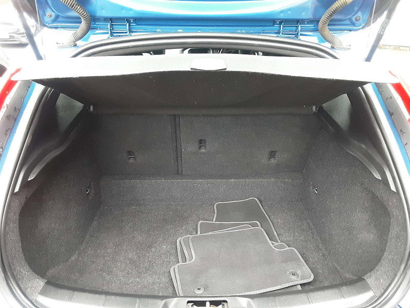 Volvo V40 1.5 V40 R-Design Nav+ T2 Auto 5dr 5dr Automatic 2026