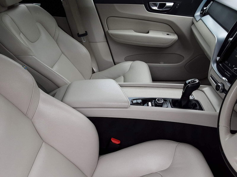 Volvo XC60 2.0 D4 Momentum Pro AWD Euro 6 (s/s) 5dr 5dr Manual 2026