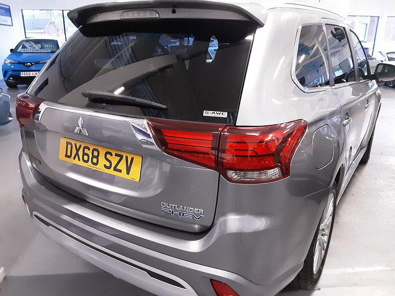Mitsubishi Outlander 2.4h TwinMotor 13.8kWh 5h CVT 4WD Euro 6 (s/s) 5dr 5dr Automatic 2026
