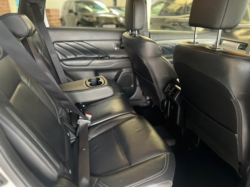 Mitsubishi Outlander 2.4h TwinMotor 13.8kWh Dynamic CVT 4WD Euro 6 (s/s) 5dr 5dr Automatic 2026