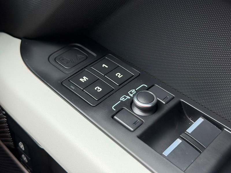 Land Rover DEFENDER 110 3.0 D250 MHEV X-Dynamic SE Auto 4WD Euro 6 (s/s) 5dr