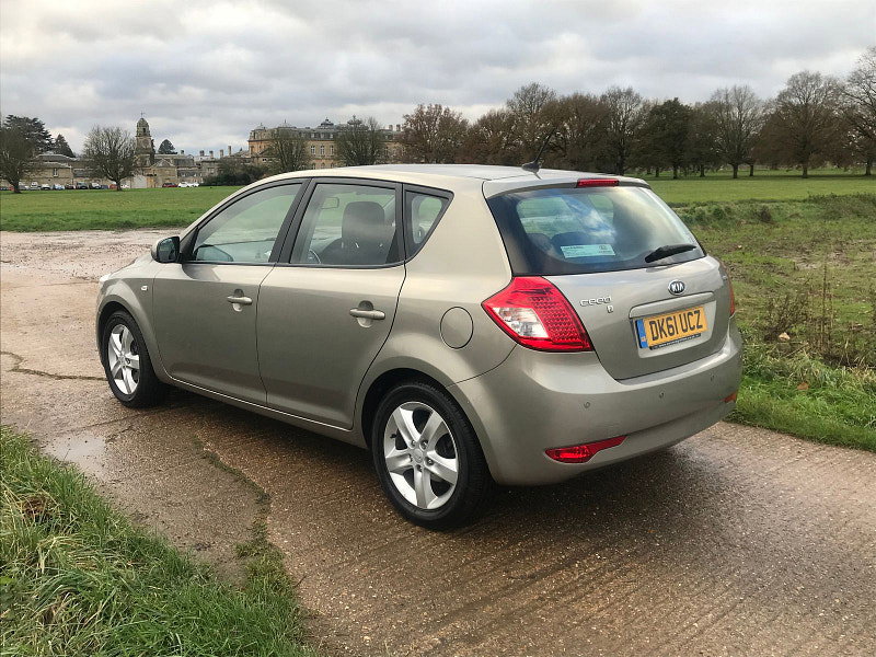 Kia Ceed 1.6L CRDI 2 Hatchback 5dr Diesel Manual Euro 5 (113 bhp)