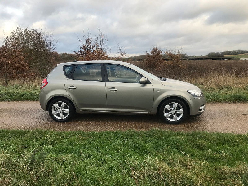 Kia Ceed 1.6L CRDI 2 Hatchback 5dr Diesel Manual Euro 5 (113 bhp)