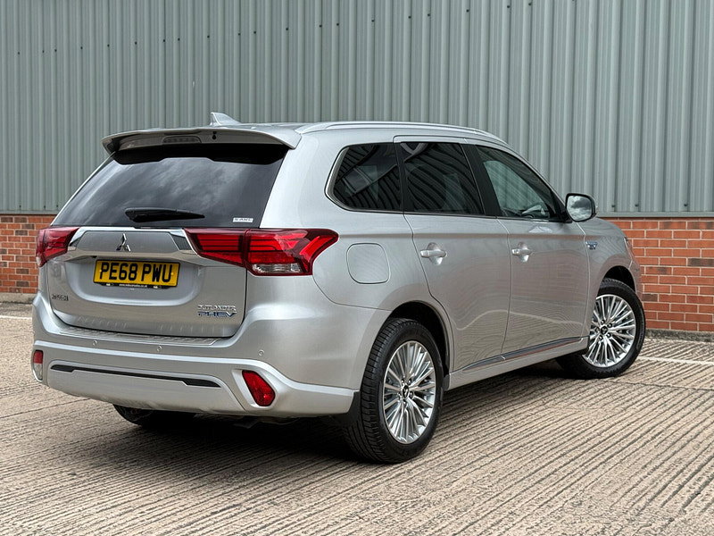 Mitsubishi Outlander 2.4h TwinMotor 13.8kWh 4h CVT 4WD Euro 6 (s/s) 5dr