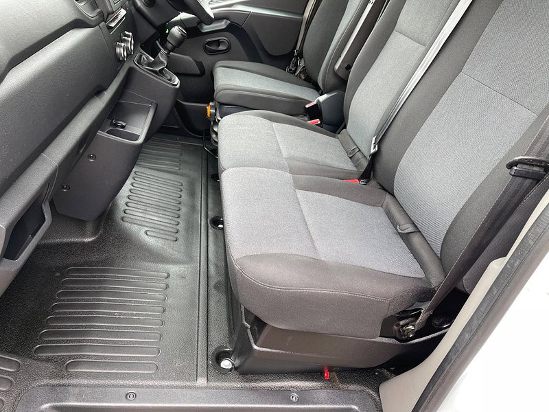 Renault Master 2.3 dCi 33 Business+ FWD MWB Medium Roof Euro 6 4dr
