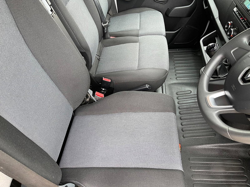 Renault Master 2.3 dCi 33 Business+ FWD MWB Medium Roof Euro 6 4dr