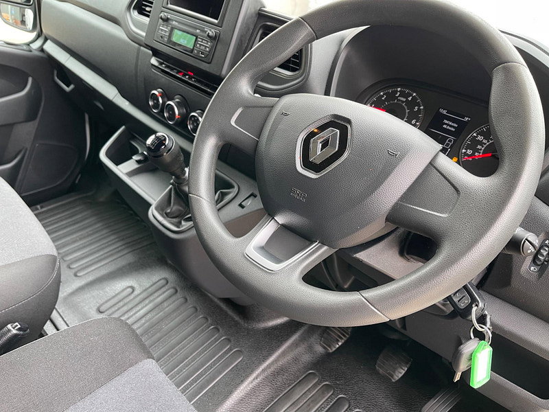 Renault Master 2.3 dCi 33 Business+ FWD MWB Medium Roof Euro 6 4dr