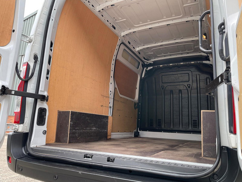 Renault Master 2.3 dCi 33 Business+ FWD MWB Medium Roof Euro 6 4dr
