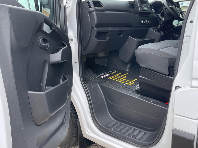 Renault Master 2.3 dCi 33 Business+ FWD MWB Medium Roof Euro 6 4dr