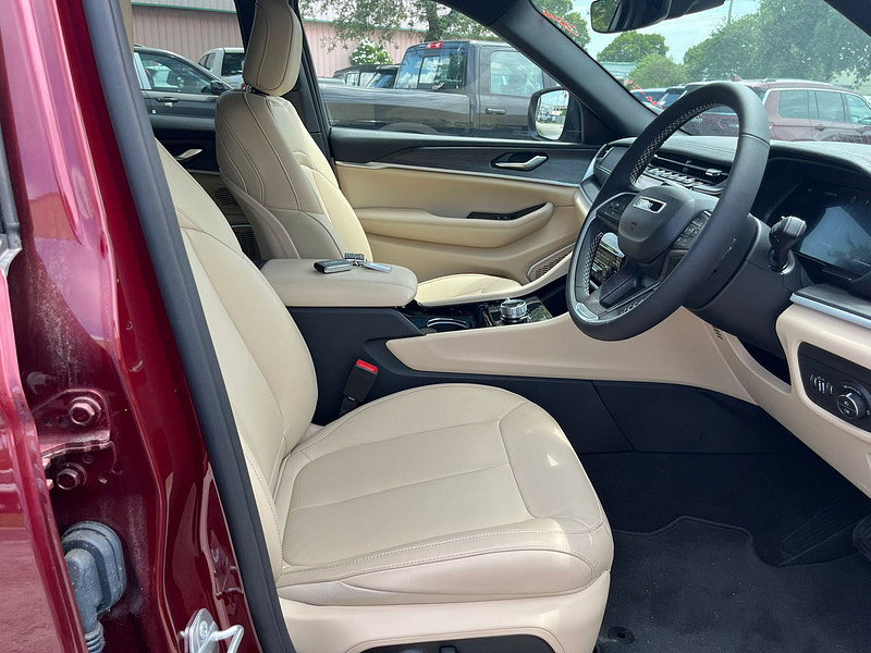 Jeep Grand Cherokee RHD   Limited 4x4 3.6L Gas 8-Speed AT 0dr Automatic 2026