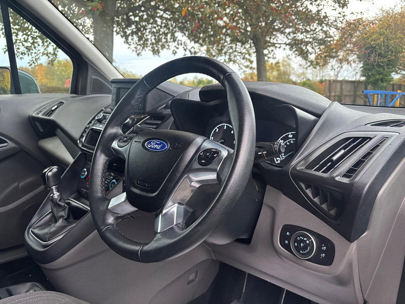 2022 Ford Grand Tourneo Connect in Grey, photo 13 of 17