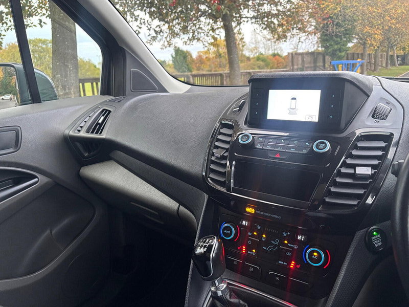 2022 Ford Grand Tourneo Connect in Grey, photo 12 of 17
