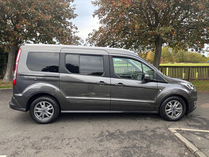 2022 Ford Grand Tourneo Connect in Grey, photo 8 of 17