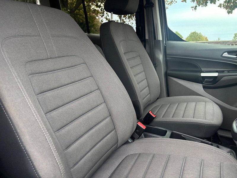 2022 Ford Grand Tourneo Connect in Grey, photo 14 of 17