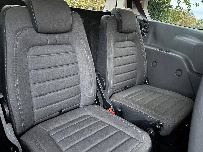 2022 Ford Grand Tourneo Connect in Grey, photo 16 of 17
