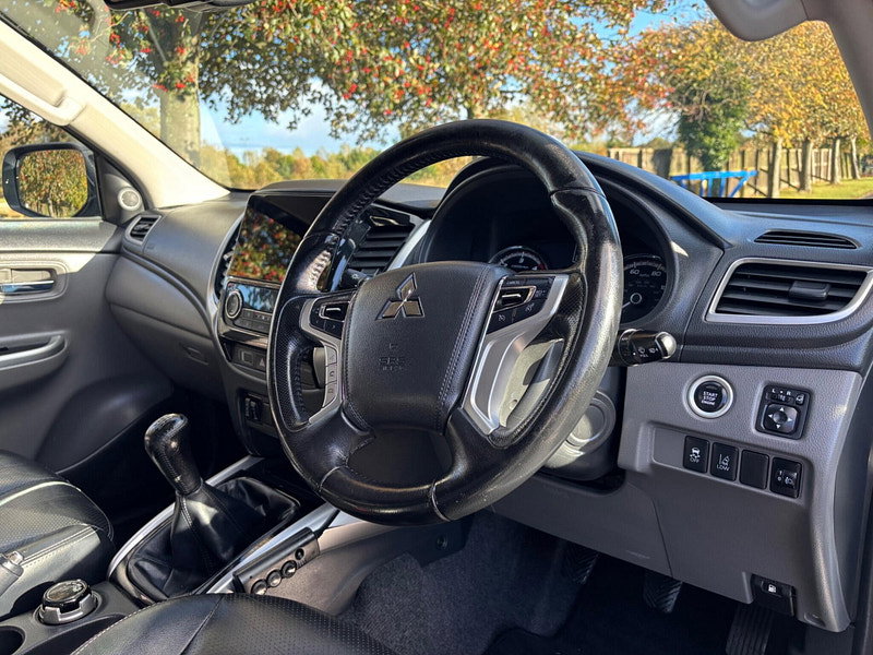 2018 Mitsubishi L200 in White, photo 8 of 15