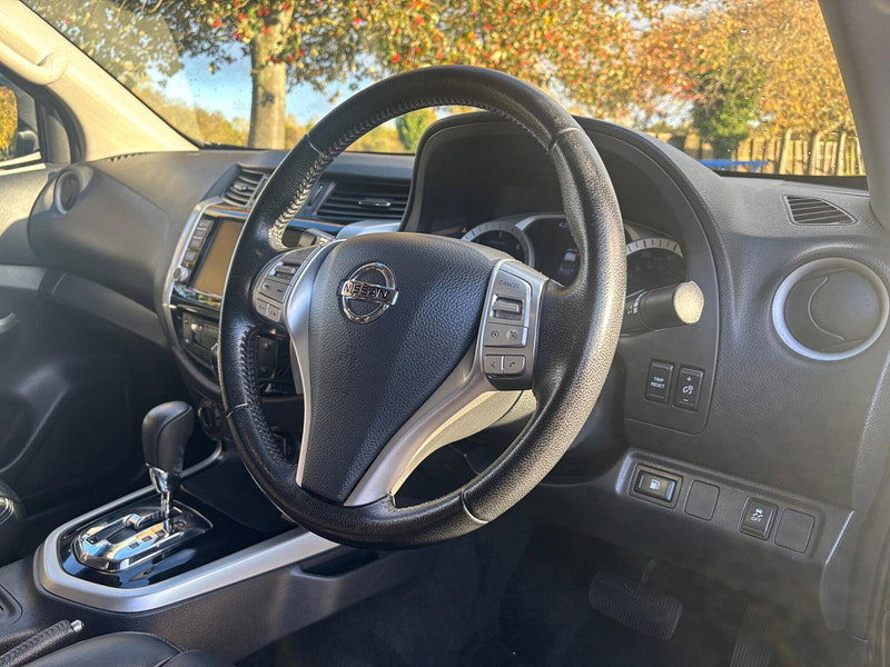 2021 Nissan Navara in Black, photo 9 of 17